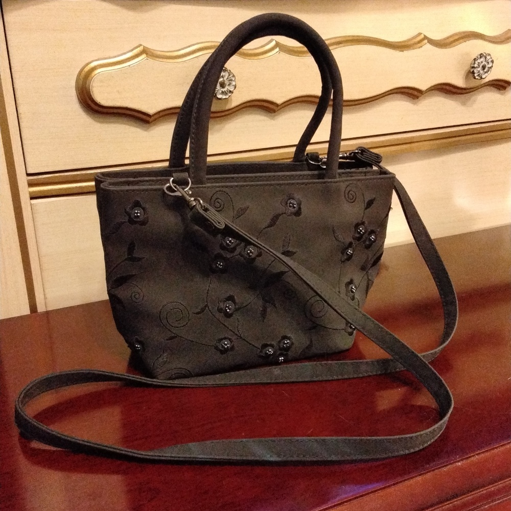 Women's EUC 6" x 10" x 4" Black Beaded Vinyl Handbag with Crossbody strap.